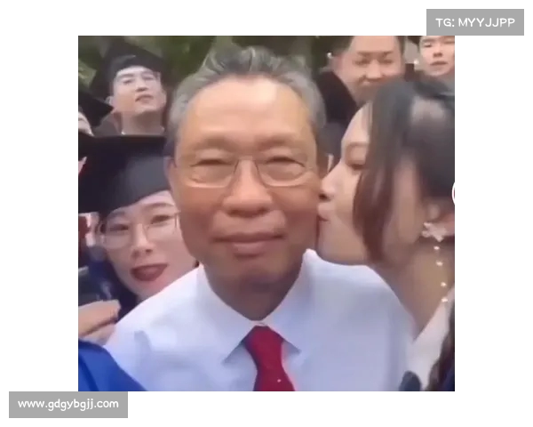 钟南山身体欠佳,参加广医大毕业典礼时步履蹒跚,亲人紧随照料 钟南山身体欠佳,参加广医大毕业典礼时步履蹒跚,亲人紧随照料